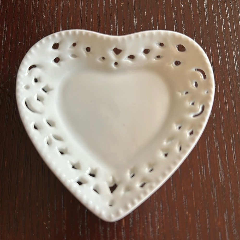 Valentine white ceramic heart-shaped trinket dish
